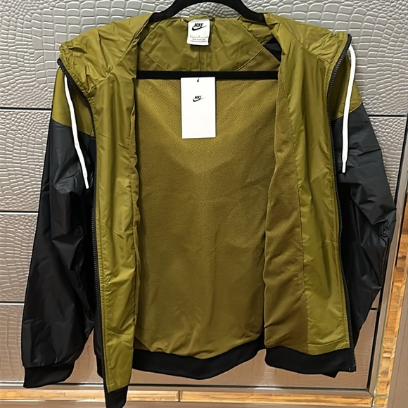 Nike Women’s Jacket Black/Olive Green (L) - Picture 9 of 15